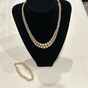 Vintage graduated simulated pearls w/ gold tone rhinestone clasp 1 stone missing